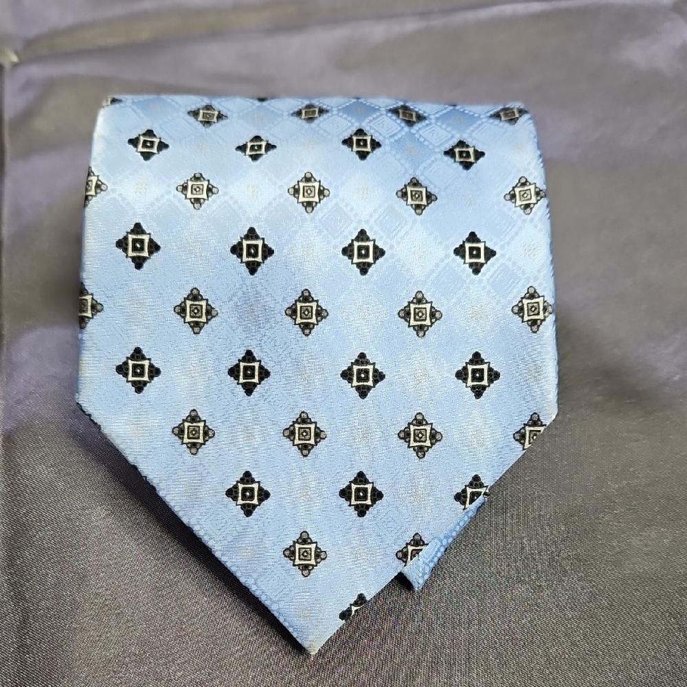 BOCA CLASSIC  MENS SILK TIE GEOMETRIC DESIGN